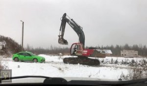 Ne jamais embeter un ouvrier qui conduit un tractopelle ! Trop dangereux