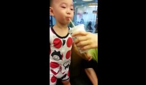 Cet enfant goutte du Coca-Cola pour la première fois et sa réaction est magique