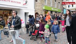 Lannion. Le Père-Noël a fait son arrivée par la grande échelle