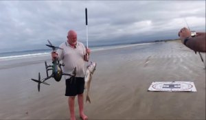 Il peche avec un drone et sort un énorme poisson