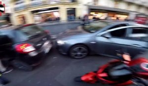 Paris : Un motard prend en chasse une automobiliste en délit de fuite
