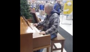 Ce vieux joue du piano et met l'ambiance dans un supermarché !