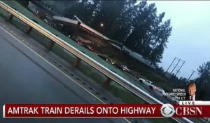 Un train déraille dans l'État de Washington - Des wagons pendent au-dessus d'une autoroute