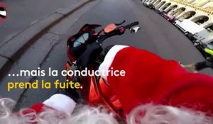 Le père Noël poursuit à moto une conductrice en fuite dans les rues de Paris