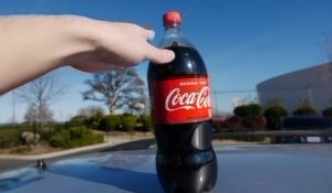 Ce mec verse du Coca-Cola dans le réservoir d'essence de sa BMW !