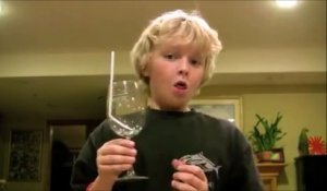 Ce gamin réussit à briser un verre avec sa voix... Fou
