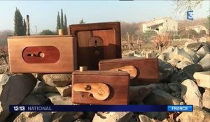 Ardèche : un photographe fabrique des appareils argentiques en bois