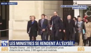 Rentrée du gouvernement : les ministres arrivent ensemble à l'Elysée