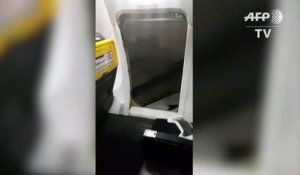 Un passager de Ryanair fatigué d'attendre s'installe sur l'aile