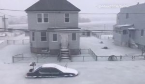 Aux Etats-Unis, cette rue s'immobilise, prise par la glace après une inondation
