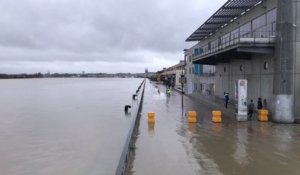 A Bordeaux, la Garonne est montée jusque sur les quais