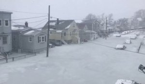 Une rue de Boston prise par la glace après une inondation