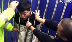 Chine : Un homme en garde à vue se fait coincer la tête entre les barreaux !
