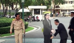 Pour éviter les questions des journalistes, le Premier ministre thaïlandais sort un double de lui en carton