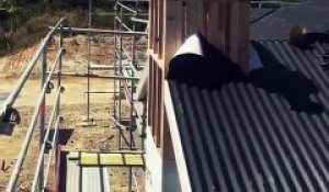 Cet ouvrier fait ses pompes sur le toit d'une maison pas encore terminée !