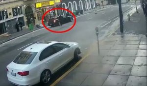 Il tire sur une voiture en pleine rue avec un bonnet de Père Noël sur la tête