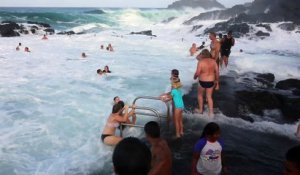 Des vagues géantes viennent balayer des touristes dans cette piscine naturelle de Kiama (australie)