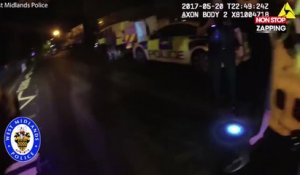 Une policière se fait arracher les cheveux par un homme violent, les images chocs (Vidéo)