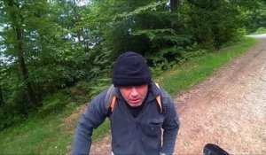 France : Un clash entre un cycliste et un motard au milieu d'une forêt !