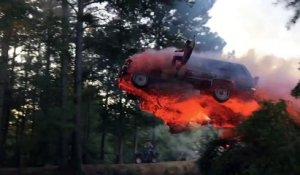Il fait un saut incroyable avec sa voiture en feu au dessus d'un lac... Cascade incroyable