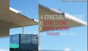 La structure à l'entrée du Géant Casino de Porto-Vecchio fragilisée par le vent