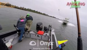 Un hors-bord fonce droit sur un bateau de pêche et le détruit