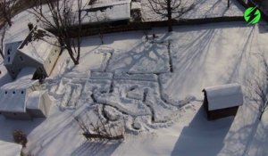 Il a créé un labyrinthe dans la neige pour son chien