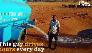 Cet homme roule des heures pour pour apporter de l'eau aux animaux sauvages en pleine sécheresse