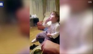 Une fillette de 2 ans filmée en train de fumer une cigarette
