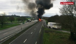 Saint-Allouestre (56) Un camion en feu  sur l'axe Rennes-Lorient