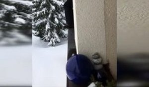 Une femme disparaît en sautant dans la neige depuis son balcon !