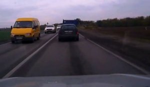 Un conducteur trop pressé force le passage ...