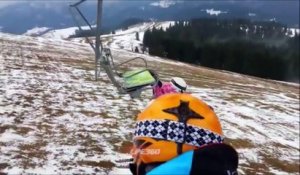 Une skieuse se retrouve coincée sur un télésiège dans une position très inconfortable