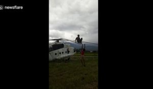 Cet enfant joue sur une palle d'hélicoptère à la balançoire !