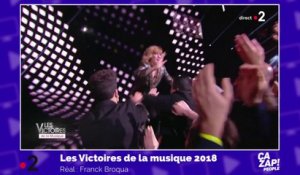 Daphné Bürki se jette dans le public des Victoires de la musique