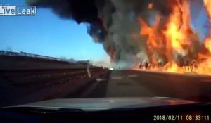 Un camion citerne remplie d'essence se renverse et transforme l'autoroute en brasier...