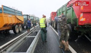 VIDEO. Les agriculteurs des Deux-Sèvres bloquent les autoroutes
