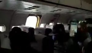La porte de secours d'un avion s'ouvre à l'atterrissage !