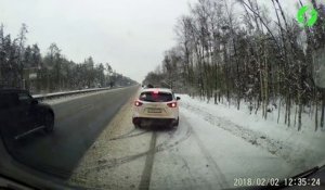 Il double n'importe comment sur l'autoroute et pousse un camion dans le fossé