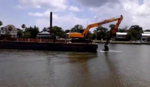 Cette barge avance grâce à une pelleteuse dans l'eau !