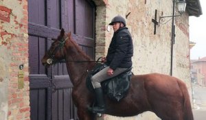 Italie: un médecin rend visite à ses patients à cheval