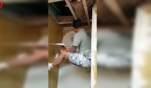 Un ouvrier met sa vie en danger pour étaler du plâtre au mur !