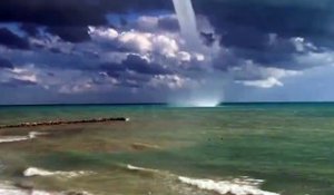 Il filme une magnifique tornade d'eau en mer... Watersprout