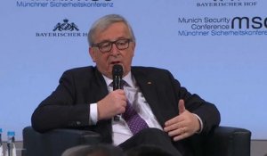 Juncker et May main dans la main pour la sécurité