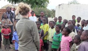 Des enfants africains écoutent du violon pour la première fois