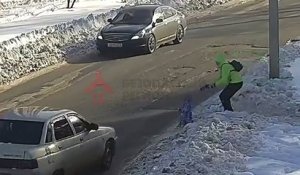 Une voiture percute un bébé qui venait d'échapper à sa mère !