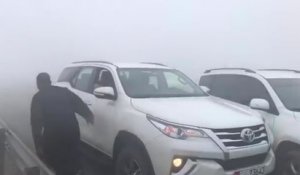Un camion arrive à toute vitesse alors qu'il y a un énorme brouillard et des voitures arrêtées