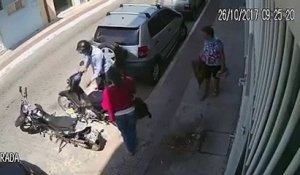 Il tente de voler la moto d’une femme mais tombe sur une bande de justiciers (Brésil)