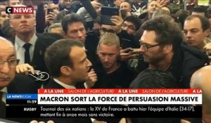 Emmanuel Macron remet en place un agriculteur qui l'interpelle: ""Attendez.. Vous êtes calmes ? Vous m'avez sifflé dans