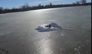 Il s'enfonce dans un lac gelé en motoneige ! Quel imbécile...